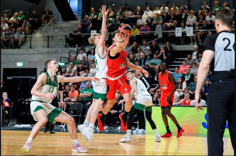Lucas Giovannetti sumó 10 puntos ante el Zalguiris Kaunas.