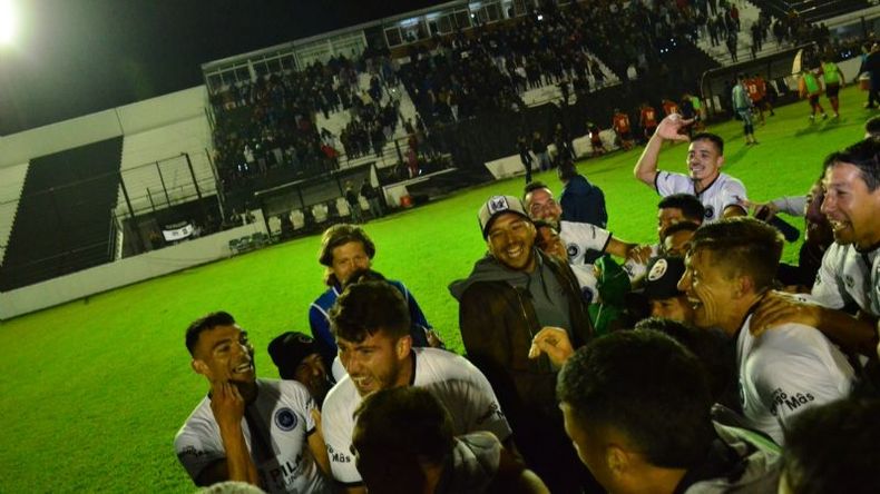 Los jugadores festejan en el centro de la cancha. Foto: Fredy Caballero. .