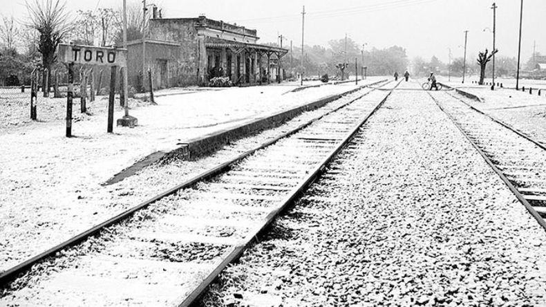 Una postal impensada en la estación Toro, en Presidente Derqui, en plena nevada. La imagen fue capturada por Walter Belfiore. .