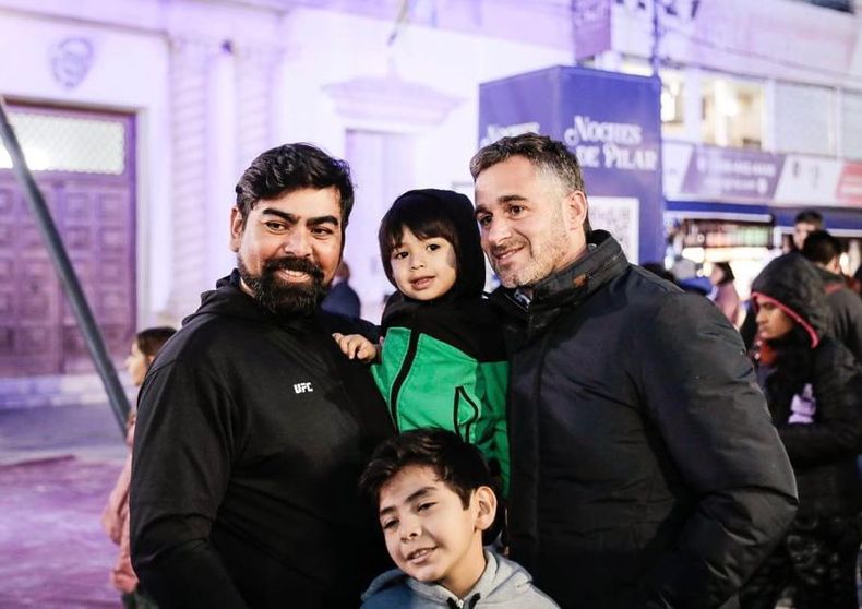 SALUDOS. Achával caminó por la plaza, donde había cientos de familias. &nbsp;