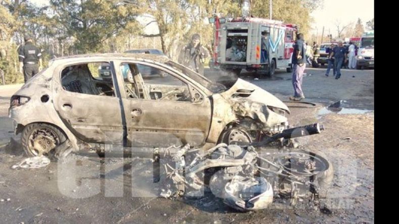 Así quedaron la moto y el auto tras el incendio..