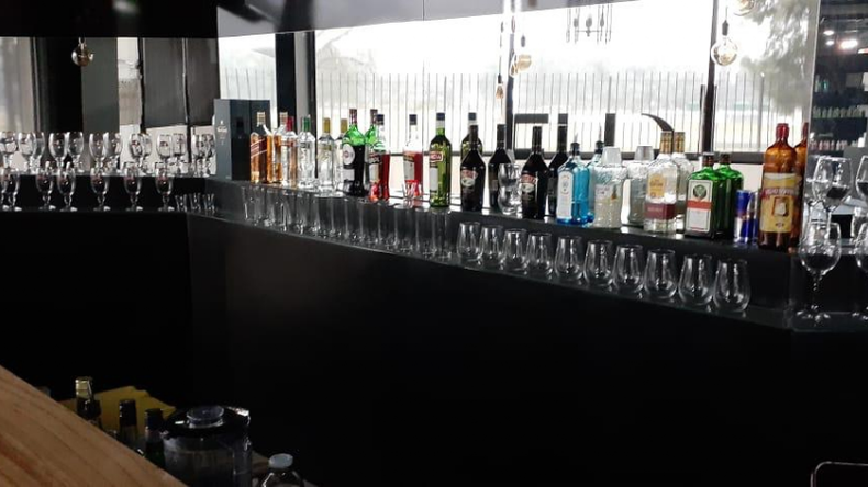 BARRA. En la peluquería, pasaban música y servían tragos. .