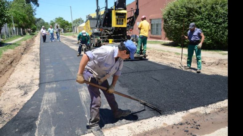 CALLES. Con el asfalto, el Municipio busca acercar al vecino..