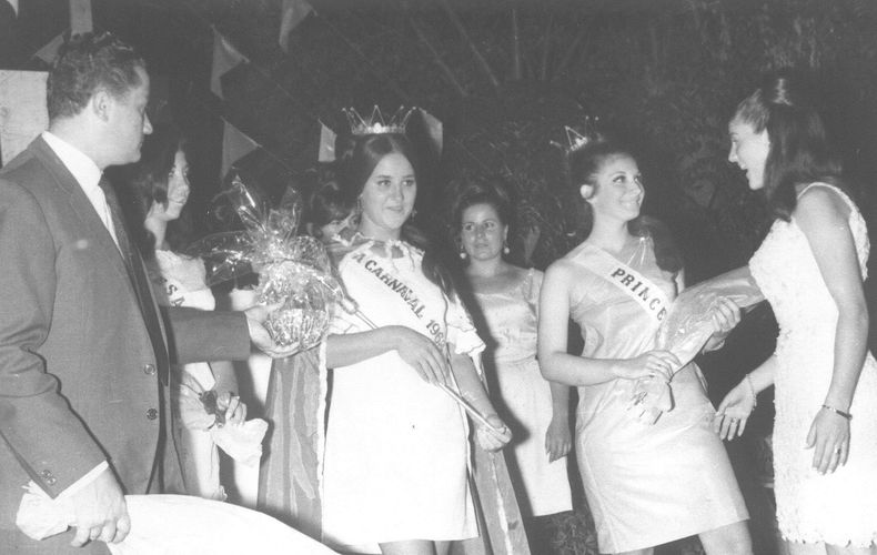 Carnavales de 1968 en Presidente Derqui. Sobre el escenario, las elegidas reciben sus regalos mientras oyen el aplauso del p&uacute;blico.