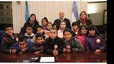 VISITA. Ducoté, ayer, con alumnos de la Escuela 46, de Los Cachorros..