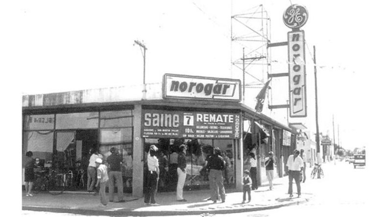 La esquina de Pedro Lagrave e Ituzaingó luce un aspecto irreconocible, en esta foto del año 1971. Aun no estaba construido el edificio de la terminal de ómnibus cuyo esqueleto permanece hasta el día de hoy..