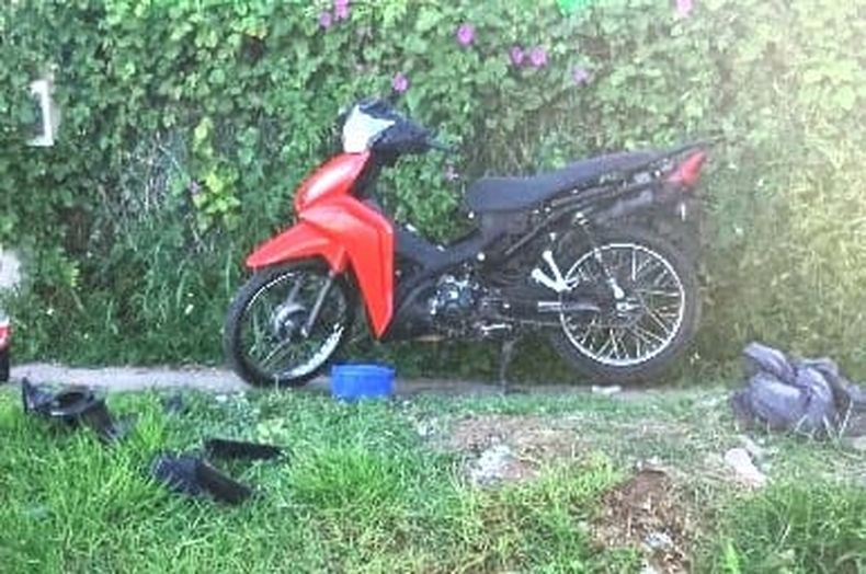 HONDA. La moto que los jóvenes estaban desarmando. Fue robada en José C. Paz.