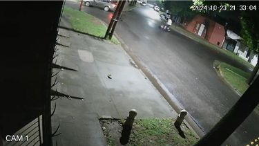 CÁMARA. Momento en que la joven es arrastrada hasta el auto en el cual se la llevaron. &nbsp;