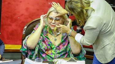 REPARACIÓN. El fotógrafo Rodrigo Néspolo capta el momento en que Campagnoli ayuda a Lilita con sus anteojos..