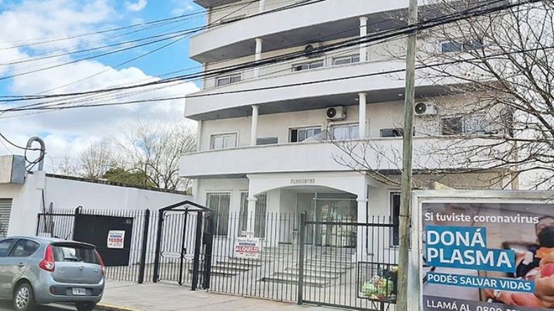 EL MÁS OFRECIDO. En este edificio de Tucumán al 900, se piden $60 mil al mes por un departamento de tres ambientes..