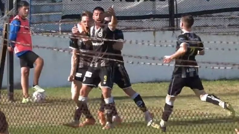 Falabella y Arricau gritan el segundo gol..