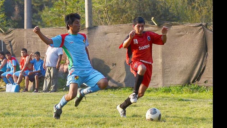 El Mono Arce volvió a Villa Rosa y demostró por qué es considerado uno de los mejores laterales del torneo..