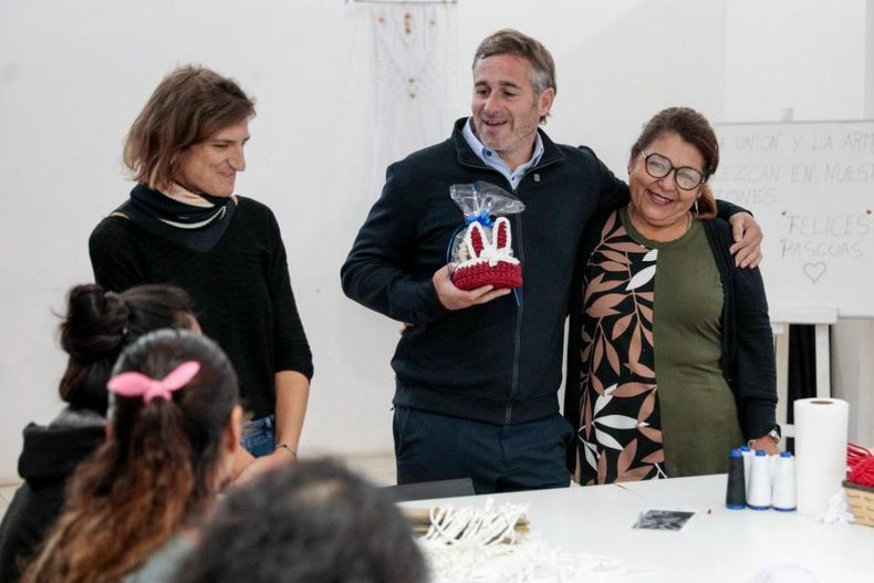 El intendente visitó a las mujeres que participan de los talleres.&nbsp;