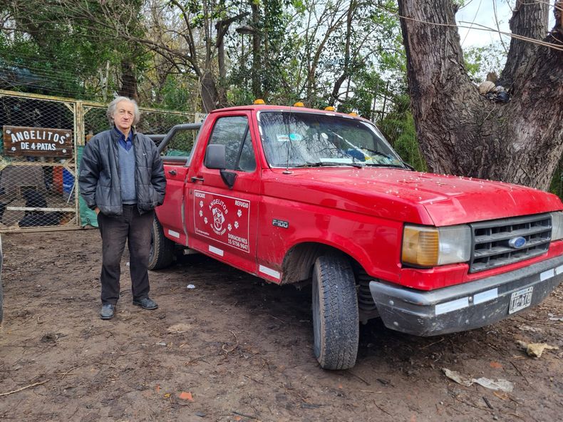 Alfredo Baralla fundó un refugio para perros en el barrio Los Cachorros que ya lleva más de 30 años.&nbsp;