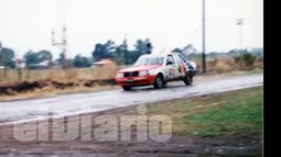 Un auto de Rally por las calles de Villa Rosa..