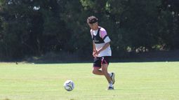 PELOTA. Matías Rojas durante la práctica de fútbol en Comunidad. PELOTA. Matías Rojas durante la práctica de fútbol en Comunidad.