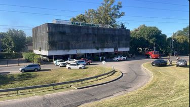 El incendio se produjo en un restorán de planta baja del edificio Panamericana 50.