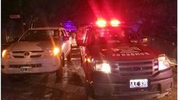 DOLOR. Rescatistas y funcionarios, anoche, en el lugar de la tragedia..