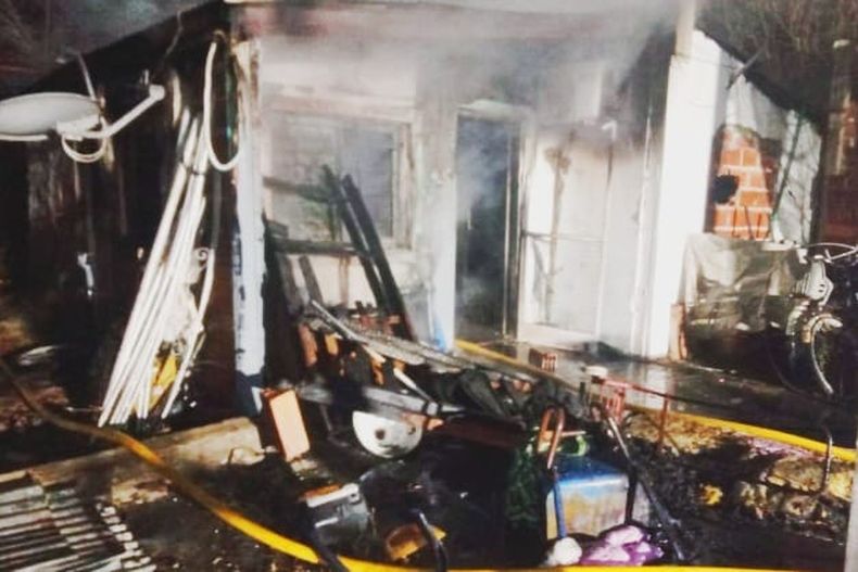 El fuego se inició por un cortocircuito y alcanzó al 70% de la vivienda.