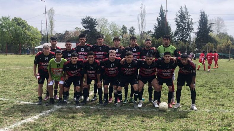 IMPARABLE. La Sub 20 de Villa Rosa goleó y sueña con subirse al podio..