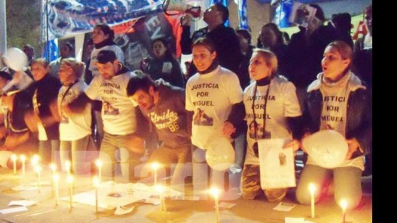 Unas 300 personas marcharon desde la plaza hasta la dependencia policial..