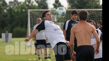 Silva la pasa de pecho. Hugo iría de mediocampista central esta tarde en Caseros..