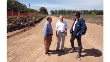 HERMANADOS. Sánchez y Ducoté con un contratista antes del anuncio..