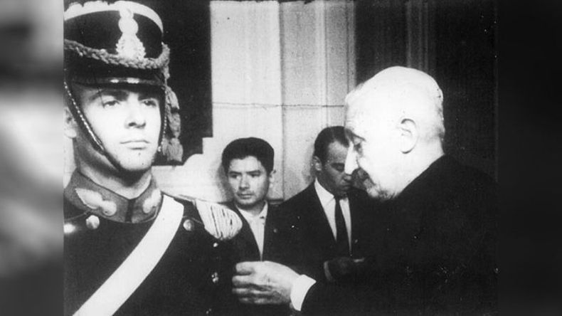 El presidente Arturo Illia condecora en la Casa Rosada al granadero pilarense Carlos Cenobio. Ese mismo año, 1966, Illia sería derrocado por la llamada “Revolución Argentina”. .