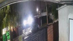 Los ladrones fueron captados por las cámaras de seguridad domiciliarias en el momento en el que sustraían el auto. Los ladrones fueron captados por las cámaras de seguridad domiciliarias en el momento en el que sustraían el auto.