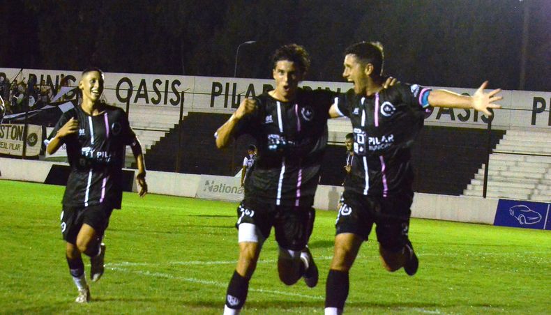 PURA FELICIDAD. Gerónimo Govi festeja con Ariel Otermín el gol del capitán. Axel Paiva (izq.) se suma.