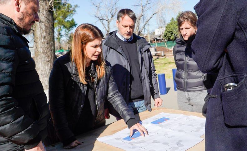 EN OBRA. Soledad Peralta en la plaza de Solares del Norte, junto a Juan Manuel Morales, también candidato a concejal, y el secretario de Gobierno, Santiago Laurent.