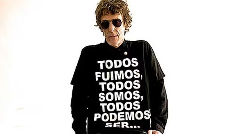 Luis Alberto Spinetta con una remera que hace referencia a la tragedia del Colegio Ecos.