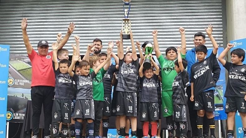 Katanes FC festejó el título con los chicos de la 2012/13..