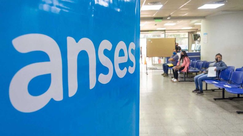 El Gobierno oficializó hoy el otorgamiento de una ayuda económica previsional de 55.000 pesos para los jubilados y pensionados que cobren el haber mínimo.