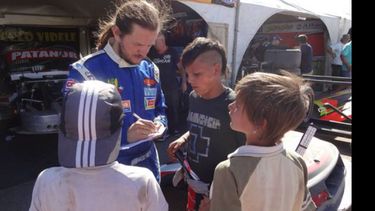 Marcelo Videle firmó autógrafos