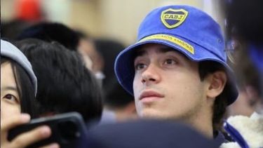 Franco Colapinto y su piluso de Boca Juniors en China. Franco Colapinto y su piluso de Boca Juniors en China.