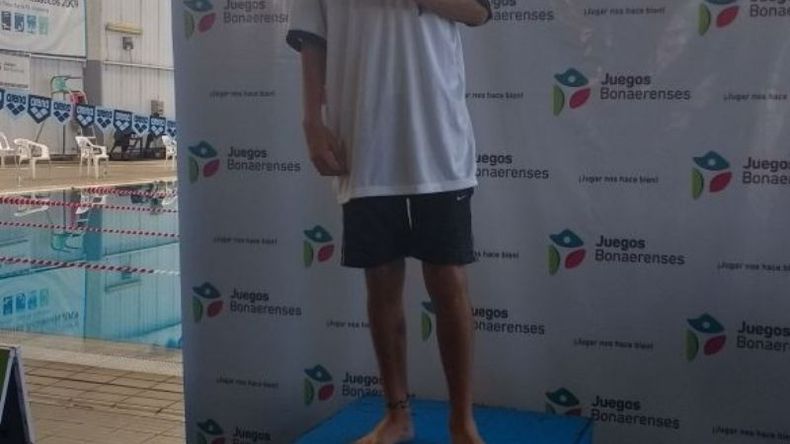 Alcidez Pedroza muestra su medalla de oro. El pilarense se consagró en Natación Especial..
