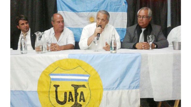 El Sheriff en el Peña. Javier Castrilli estuvo la semana pasada en el Club Peñarol en el lanzamiento de la escuela de árbitros que lleva su nombre. El encuentro, generado por el equipo de la Liga Comunitaria de Fútbol de Pilar, reunió a un centenar de personas en la sede del Albiceleste, quienes disfrutaron del catering y se sacaron fotos con el exárbitro internacional..