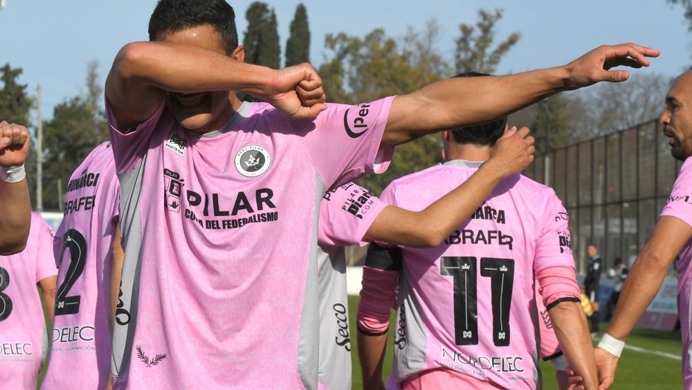 ¿DÓNDE ESTÁ? El Bocha Pansardi festeja su gol con dedicatoria para sus hijos.