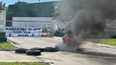 FUEGO. Los trabajadores bloquearon el acceso a la planta de Pilar.