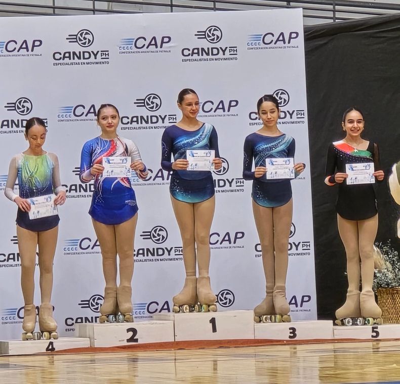 DIPLOMAS. Catalina Álvarez (1ª) y Helena Pérez (3ª), en el podio nacional de Segunda B Cadete.