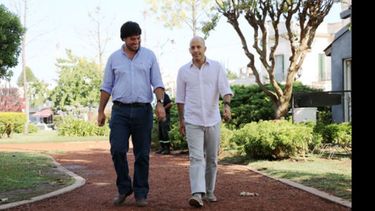 JUNTOS A LA PAR. Braillard, en la plaza, con Ducoté..