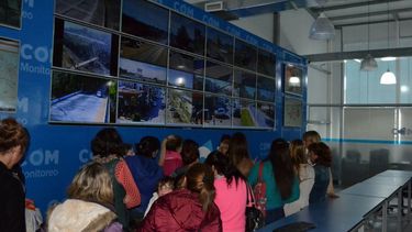 Mujeres con botón antipánico, durante la visita al COM..