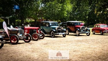 Los autos clásicos revivirán sus épocas de gloria en la Plaza 12 de Octubre.