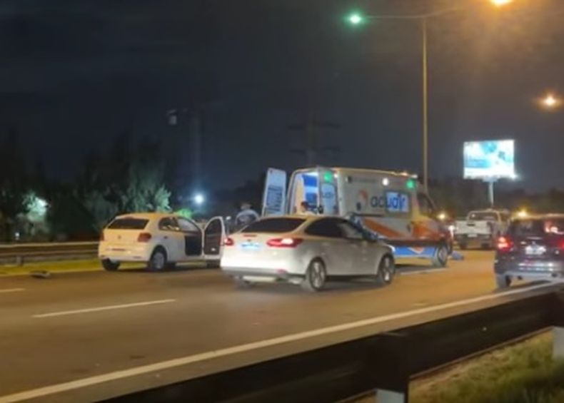 El Volkswagen (izquierda, con su puerta abierta) fue que protagonizó el accidente fatal.&nbsp;
