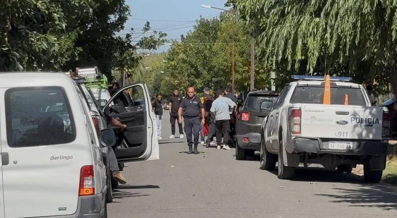 La policía realiza un allanamiento en el domicilio del menor sospechoso de ser el asesino de su abuela.