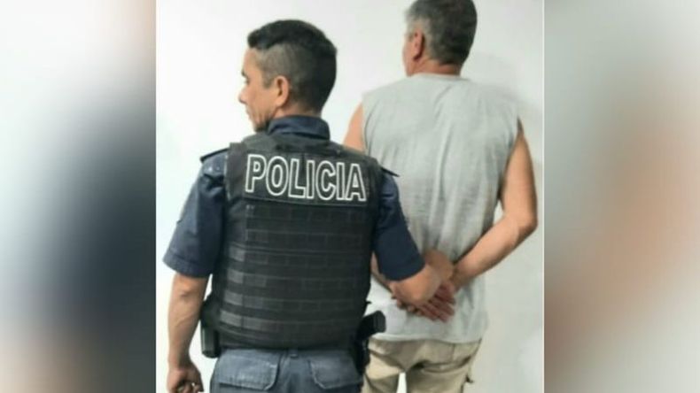 El detenido tiene 50 años y tenía dos armas de fuego con municiones en su poder. Foto @pilaradiario.