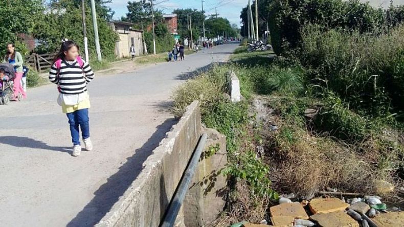 PELIGRO. Cientos de chicos, camino a la escuela, transitan a diario por la zona..