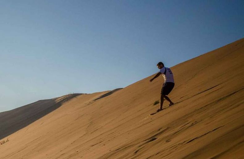 Los médanos se prestan al sandboard. (@dunamar.com.ar).