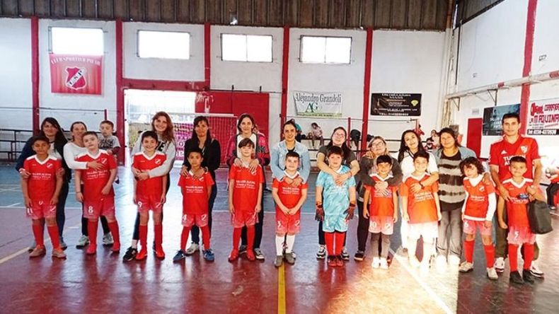 DOCENA. Los nenes de la 2013 les regalaron el triunfo a sus mamás..